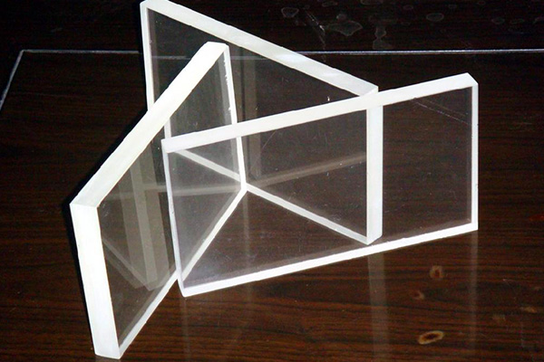 茂名铅玻璃是一种采用铅代替钾盐玻璃中钙含量的玻璃。